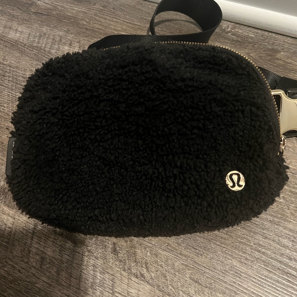Lululemon Everywhere Fleece Belt Bag Black
